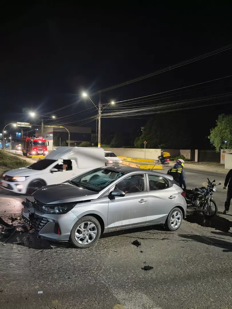 Acidente entre carro e moto deixa motociclista gravemente ferido em Mafra